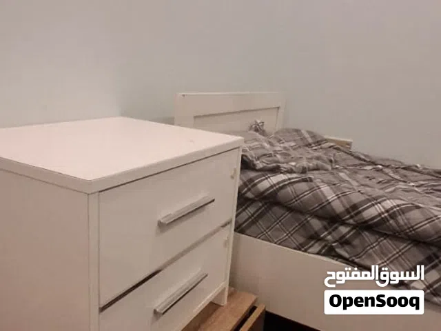 سرير نفر واحد مع مترس مع مسبل مع طاولة جانبية للسرير بحالة ممتازة البيع بسبب السفر 25 دينار