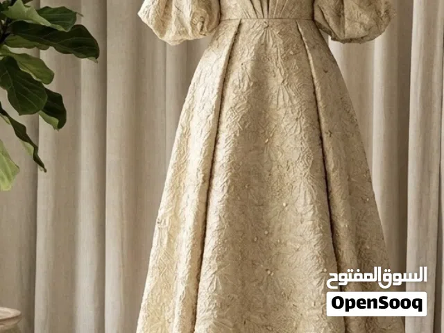 ذهبي هادئ بإطلالة فاخرة