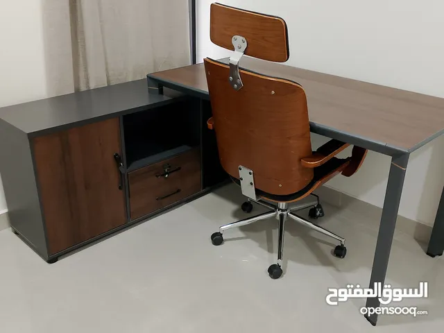 مكتب  مع كرسي