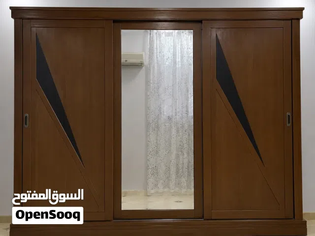 خزانة ملابس مستعملة ولاكن تبدو جديدة