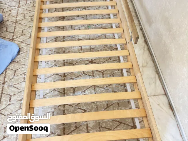 سرير نفر خشب ايكيا نظيف جدا ومتين مع دوشك ممتاز هديه