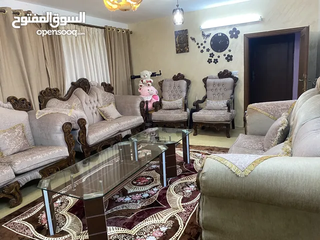 طقم كنب تفصيل جديد بحالة الوكاله استخدام اشهر فقط السعر 1000 دينار قابل للتفاوض