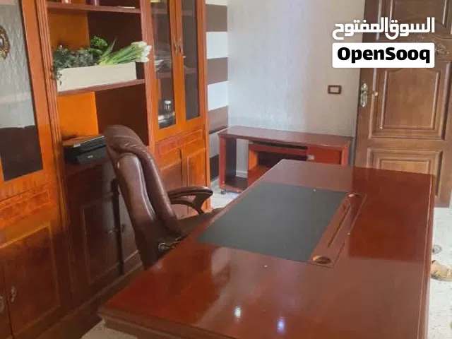 مكتب مستعمل نظيف