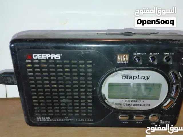 راديو رقمي بـ 12 موجة مع ساعة منبه.