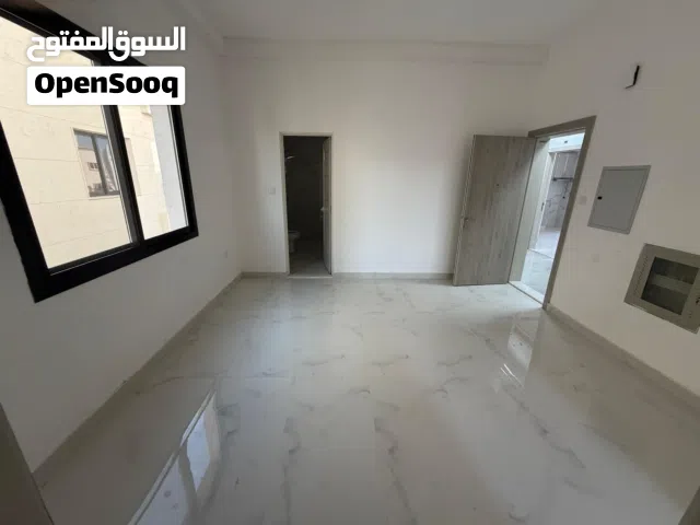غرفه وصاله 2 حمام نع بلكونه خرائن بالحائط اول ساكن العاليه عجمان