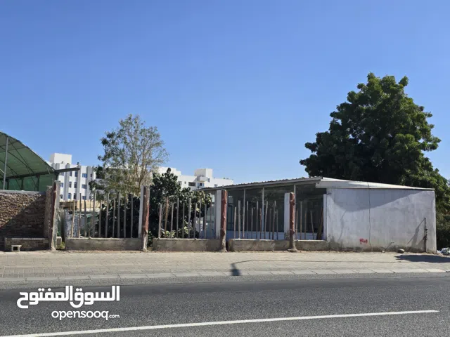 للبيع أرض سكنية الخط الأول السيب سور ال حديدموقع أرض سور آل حديد الخط الأول بعد اللولو هايبر ماركت..