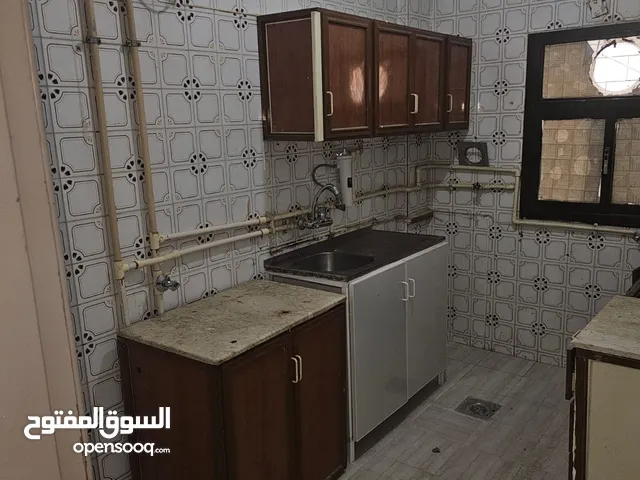 شقة للايجار بالسالمية قطعة 12عزوبي وشركات 5غرف و2حمام ومطبخ