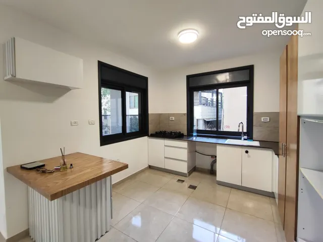 فرصة مميزة للإيجار – شقة جديدة بتشطيب راقٍ في الطيرة / رام الله