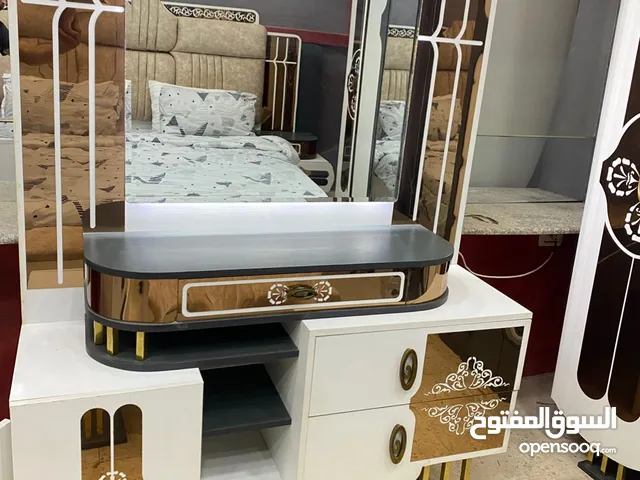 غرفه نوم نظام تركي لامنيت استعمال بسيط مع فرشه وملحق وبنش امامي بالاضافه إلى اضاءه كامله للغرفه