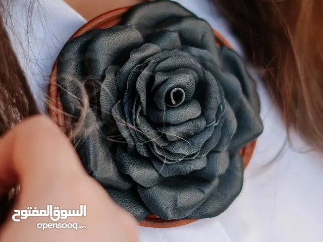 بروش مصنوع من الجلد الطبيعي