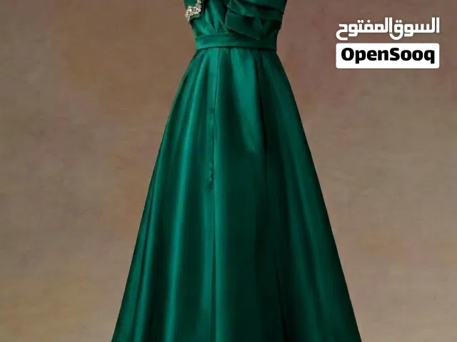 فستان لون royal green مستعمل ساعتين و بحاله جدا ممتازه