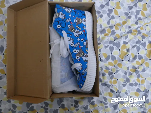 Girls Athletic Shoes in Oran