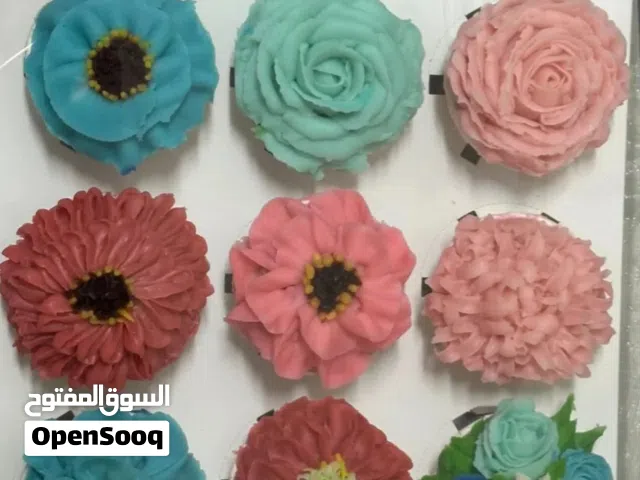 حلويات فاخرة طعما وشكلا عبارة عن كب كيك مزين بورود تؤكل يتوفر باقات(عروس/تخريج/مواليد) وبوكسات