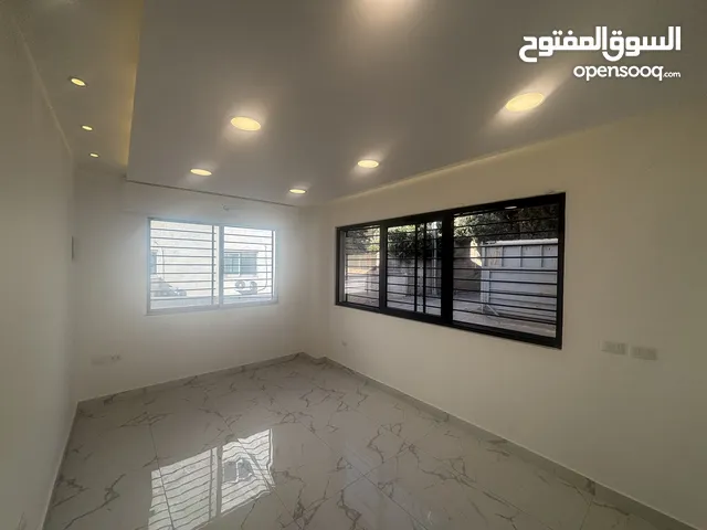 مكتب بمساحة 65 متر بديكورات جاهزة للإيجار. طابق ارضي مع مدخل خاص. 3 غرف، مطبخك جديد وحمام.