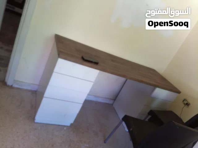 مكتب ابيض مع اضاءة