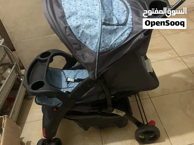 عربة أطفال موديل حديث ومقاس مناسب ومتينة والوان مبهجة
