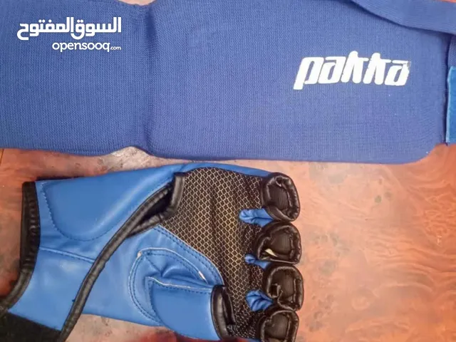 قفازات ملاكمة وواقي الرجلين