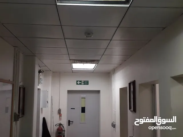 فني تركيب اسقف معلقة بجميع انواعه العادي والمعدني والطبي