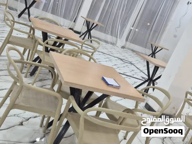 فاترينات و طاولات و كراسي مستعمل قليل جدا جدا 3 اشهر فقط