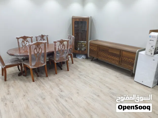 طاولة طعام وبوفيه ونيش وثلاجة وجزامة