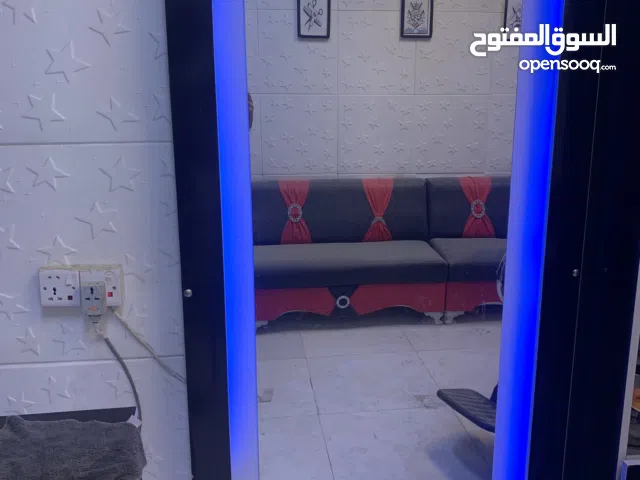 للبيع كرسي و مرايات حلاقه