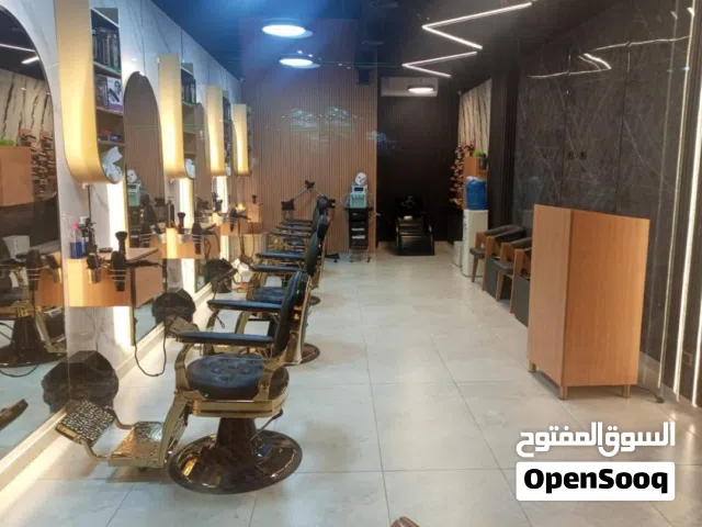 صالون حلاقه فاخر ومعروف للبيع  اتاث شبه جديد وعصري مشروع ناجح باذن الله