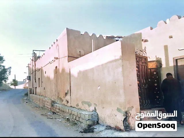 منزل مربع كورنر مكان استرتيجي قريب من حصن بدبد وقدام البيت فلج واشجار 3 غرف ومجلس مسلح مستقل مع حمام