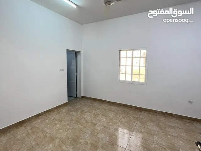 شقة عائلية واسعة من 3 غرف بالخوض قريب المركز الصحي