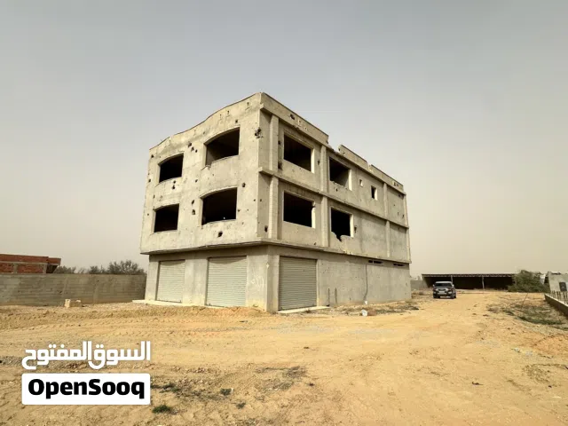 مبنى تلاته طوابق على الطريق الرئيسي للايجار