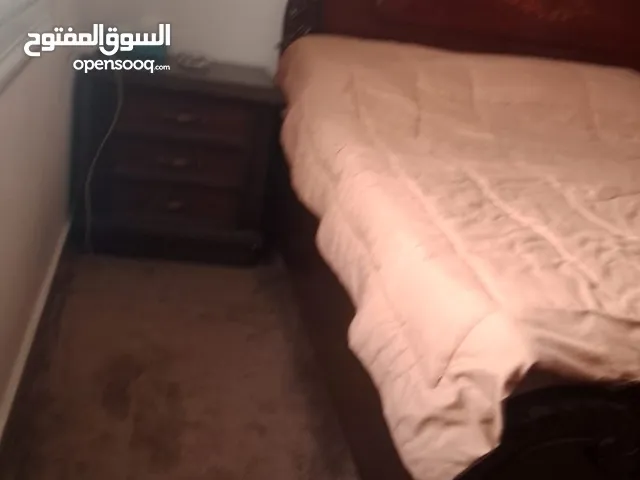 غرفة نوم خشب زان وضعها ممتاز