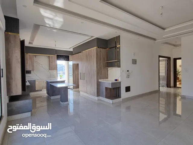 شقة طابق ثالث مع رووف للبيع في منطقة ام السماق/ REF:018