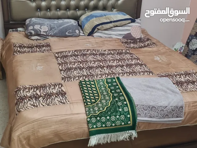 غرفة النوم تخت وخزانة وجوارير ومرايا مع جرارات