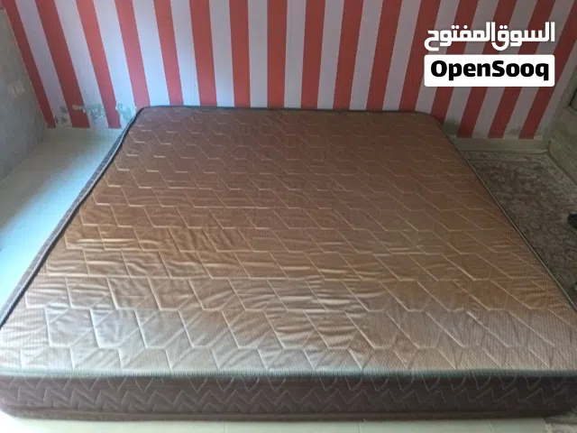 فرشة تخت لون عسلي حالة ممتازه نظيفه 200*200