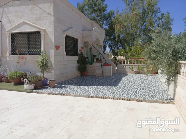بيت مستقل طابق اول 4 واجهات حجر مسور من كافة الجهات للبيع