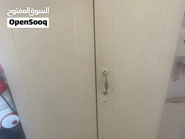 طاوله صغيره/طاولة تلفزيون/3 ديكورات للحيط/2 مراية مع رفين/سجادة للصالون/جزامة/طاولة طعام مع 6 كراسي