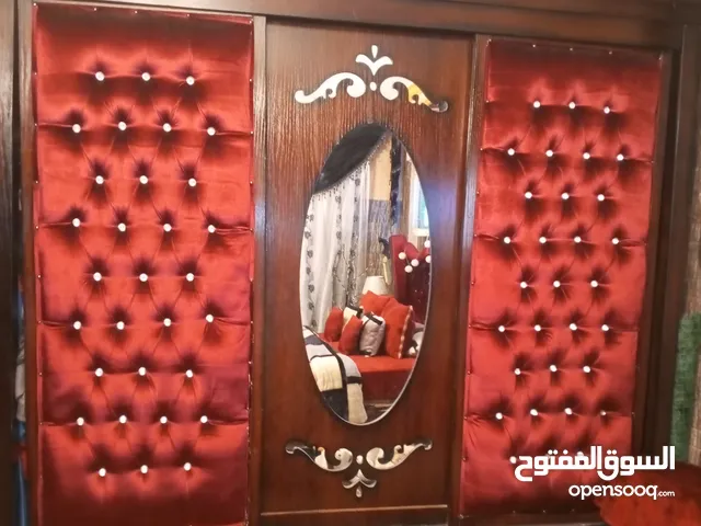 غرفة نوم للبيع مع الفرشه والبرادي والموكيت