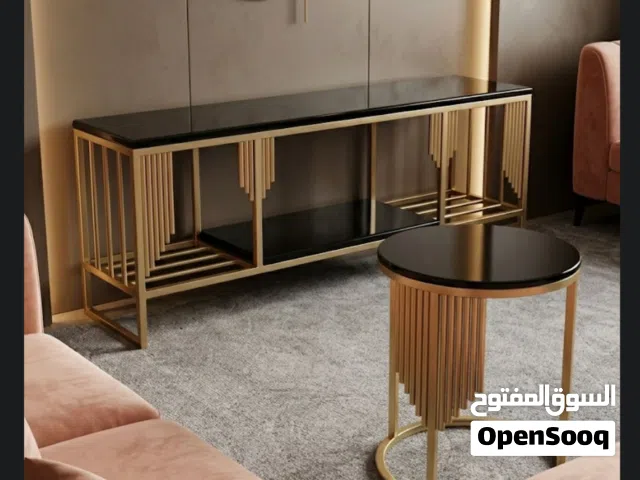 طاولة تلفزيون وطاولتين صغار خشب اسود  وحديد ذهبي