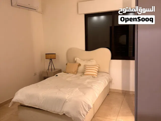 غرفه كامله للبيع او كل قطعه لحال قابل للتفاوض شامله تخت و تسريحه و خرانه و طاوله
