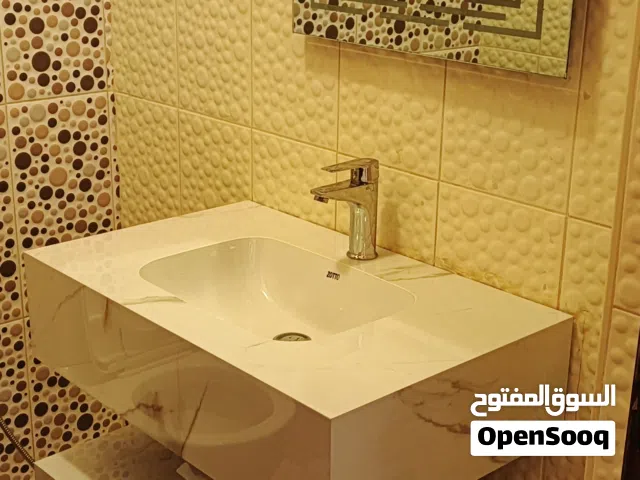 مغسلة معلقة مع رف وبطارية ومرايا للبيع ومرحاض