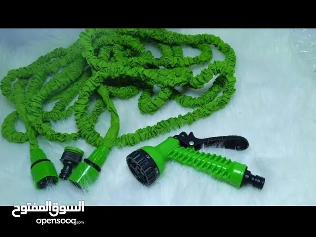 الخرطوم المائي هو أداة مهمة وعملية تُستخدم لنقل المياه من مكان لآخر بسهولة وفعالية. يتكون من مادة مر