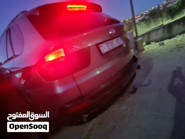 بي ام ×5 لون رمادي في ضربه خفيفه فلدعميه الاماميه