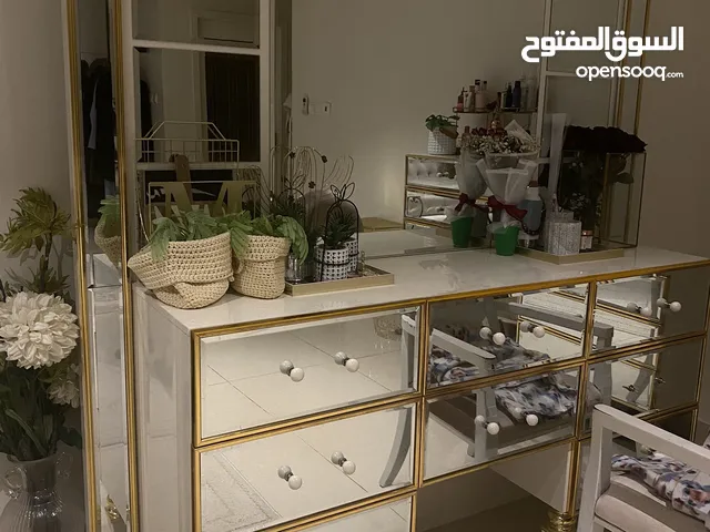 تسريحة بمرايات ومزودة بإضاءة