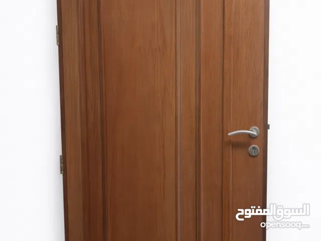 باب خارجي للمنازل مزخرف كلاسيكي باللون البني المتوسط.   الطول 2.17سم  العرض 1.10سم  السمك9 سم