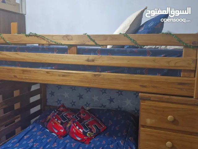 غرف نوم مكونة من تخت حجمه مفرد ونصف خزانة خشبية وكنبة ثلاثية