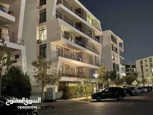 شقه ارضي بجاردن دايركت علي طريق السويس امام مطار القاهره