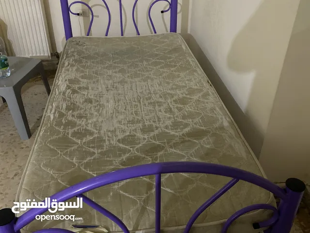 سرير مع فرشة