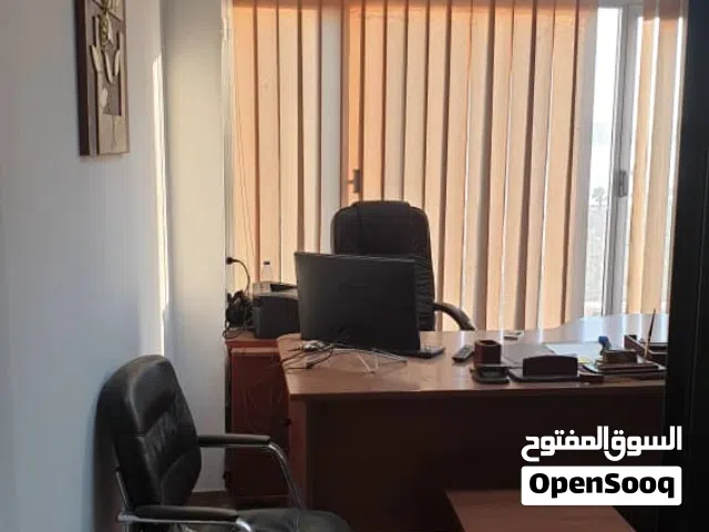 مكتب مؤثث في الحسابات العسكرية