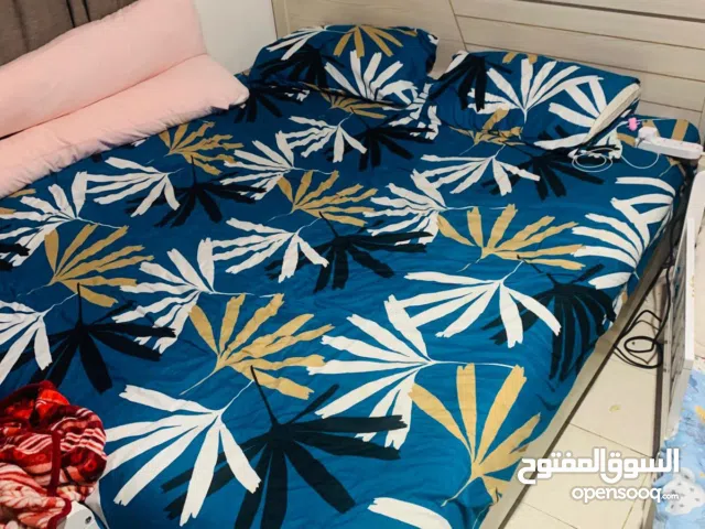 غرفة نوم من هوم بوكس شبه بحالة ممتازة