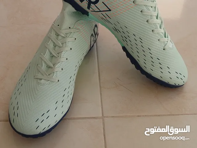 حذاء كرة قدم نمرة 43 جديد للبيع