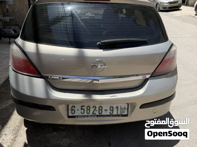 2005 أوبل استرا Design
